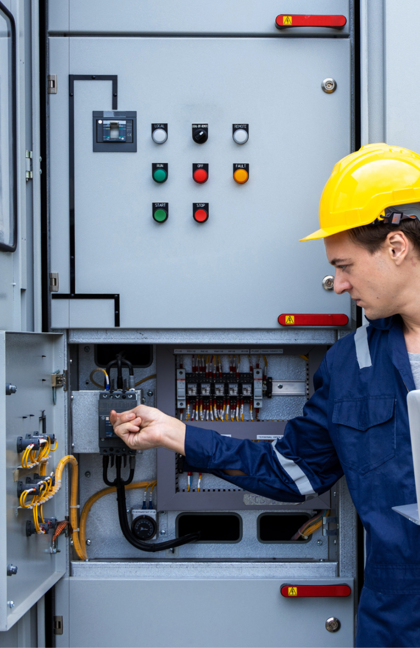 Tehnician care lucrează la echipamente electrice