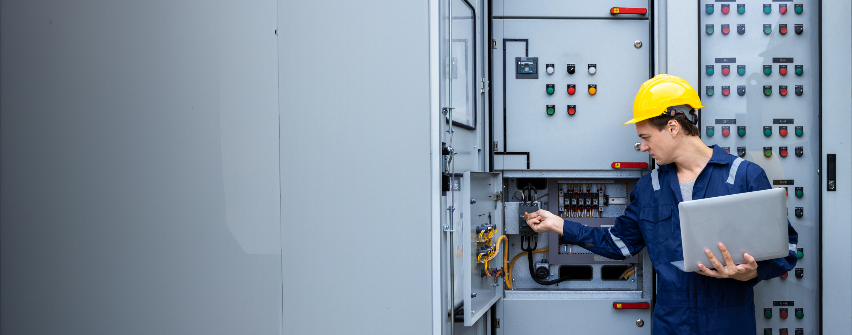 Tehnician care lucrează la echipamente electrice