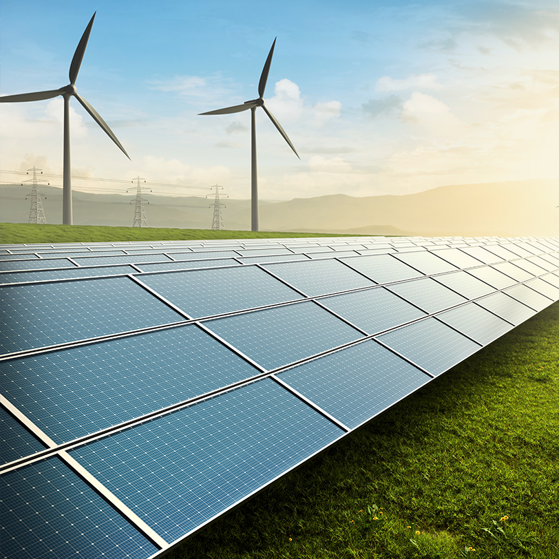 Panouri solare și turbine eoliene care generează energie verde