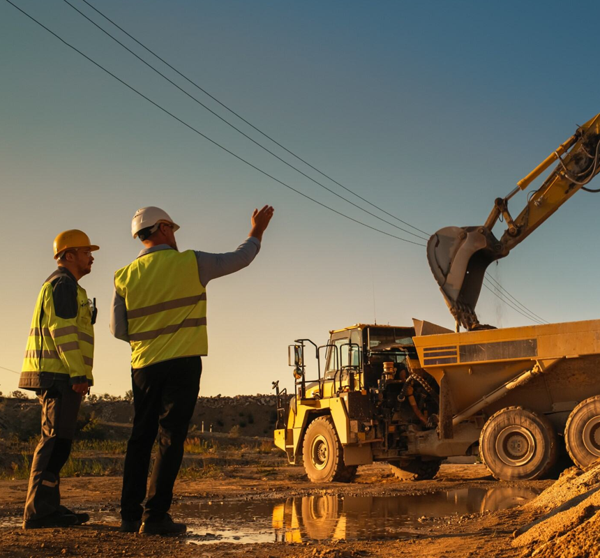 Muncitor care supraveghează un utilaj de construcții