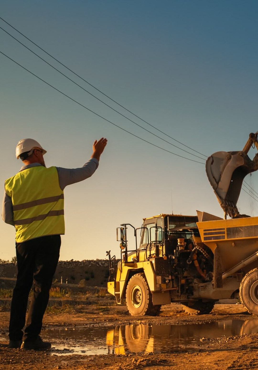 Muncitor care supraveghează un utilaj de construcții