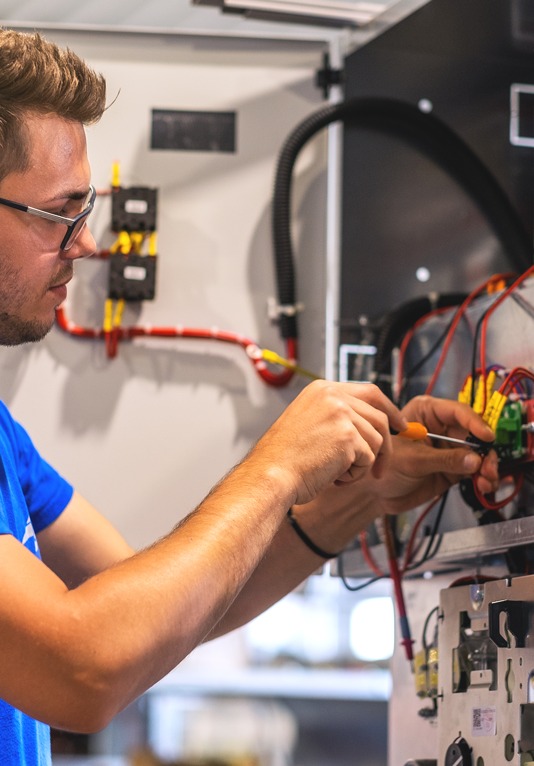 Tehnician care lucrează la un panou electric