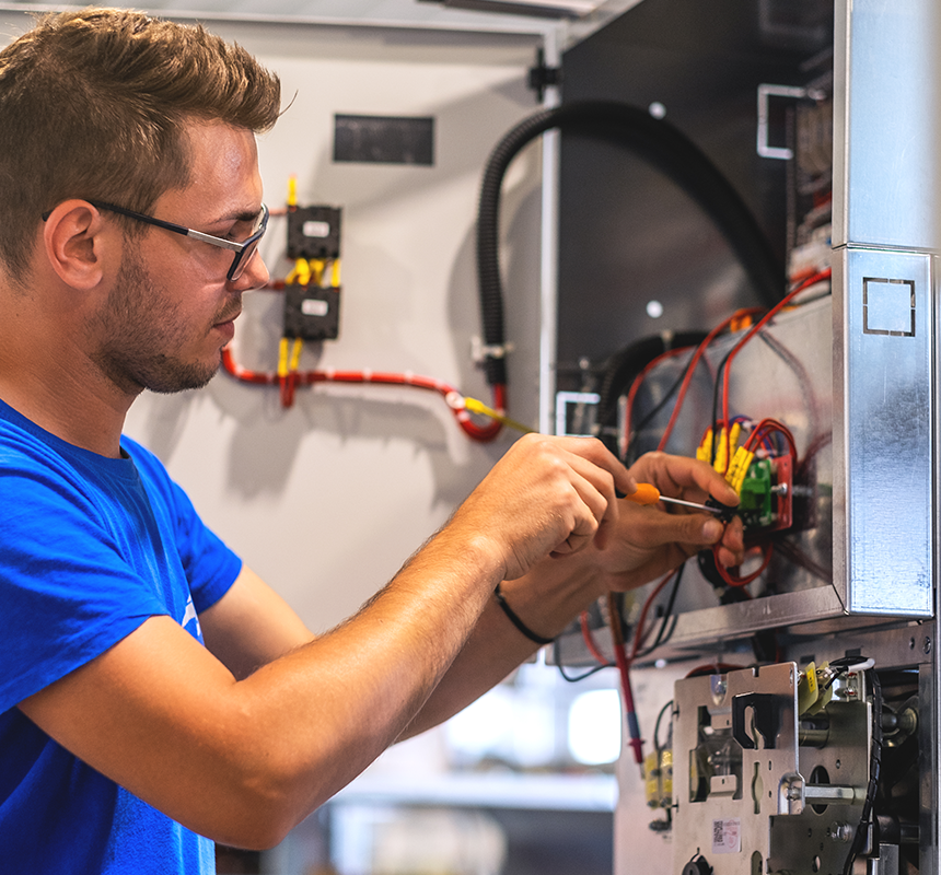 Tehnician care lucrează la un panou electric